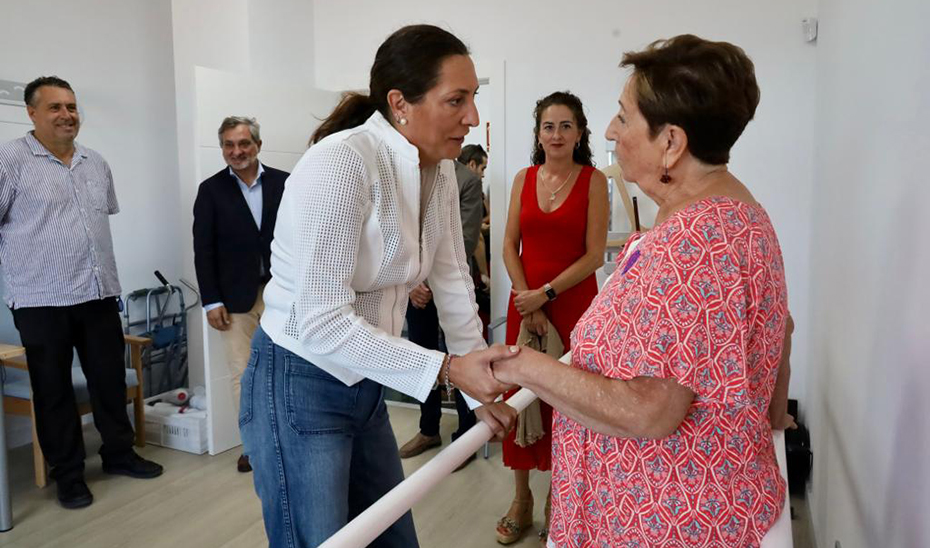 La consejera de Inclusión Social, Loles López, durante su visita al nuevo Centro de día de intervención temprana en Alzheimer y otras alternaciones neurológicas de FAAM en Almería.